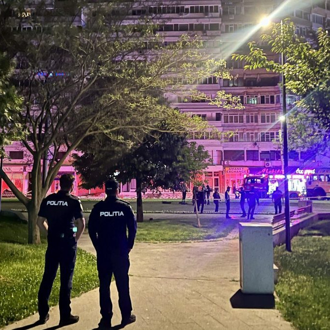 Policajti hliadkujú pred bytovým domom v rumunskom meste Galati neďaleko ukrajinských hraníc v piatok 29. mája 2026.