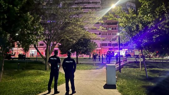 Policajti hliadkujú pred bytovým domom v rumunskom meste Galati neďaleko ukrajinských hraníc v piatok 29. mája 2026.