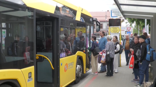 ľudia nastupujú do autobusu