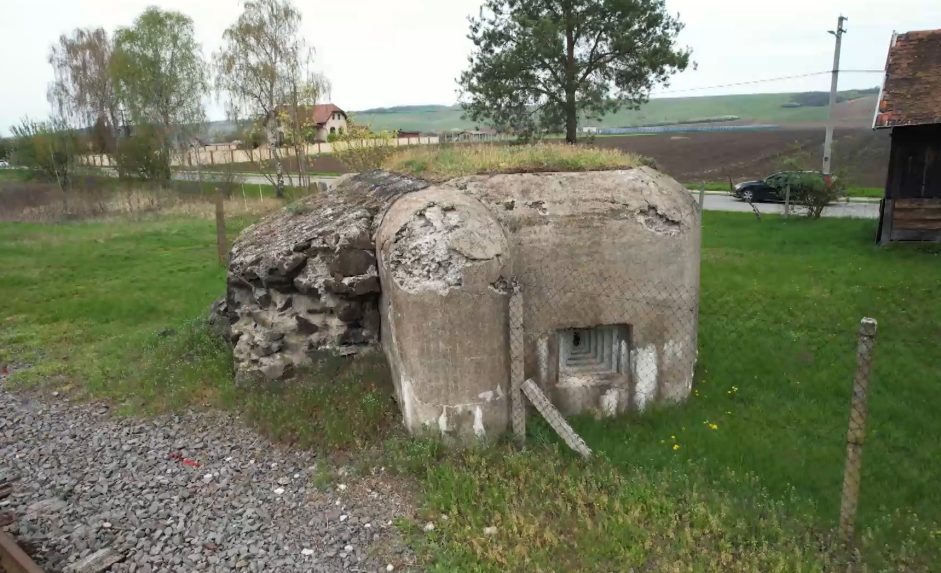 Na snímke malý vojenský bunker.