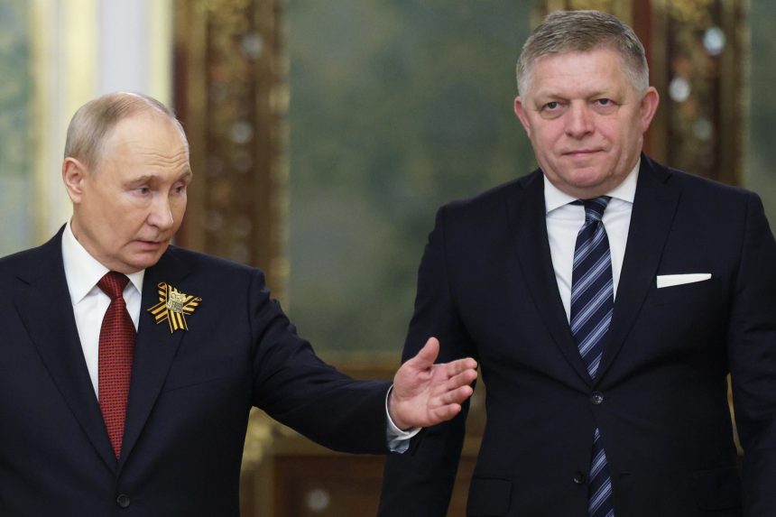 Na snímke Vladimir Putin a Robert Fico počas spoločného stretnutia.