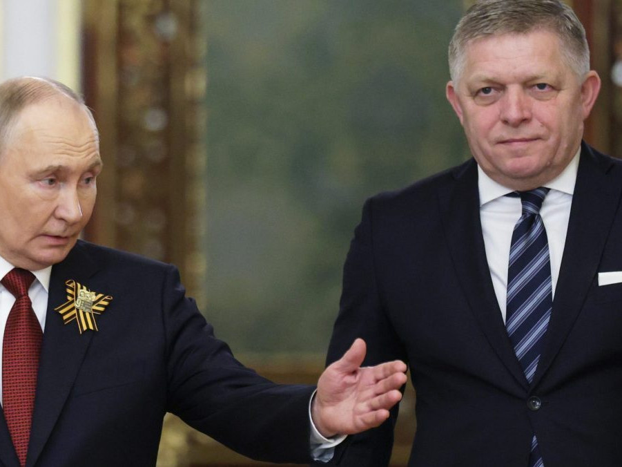 Na snímke Vladimir Putin a Robert Fico počas spoločného stretnutia.