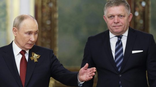 Na snímke Vladimir Putin a Robert Fico počas spoločného stretnutia.