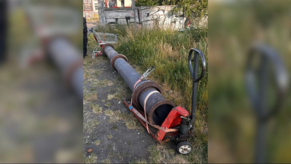 Zlodeji vozili stovky kilogramov v&aacute;žiace potrubie na n&aacute;kupnom voz&iacute;ku.