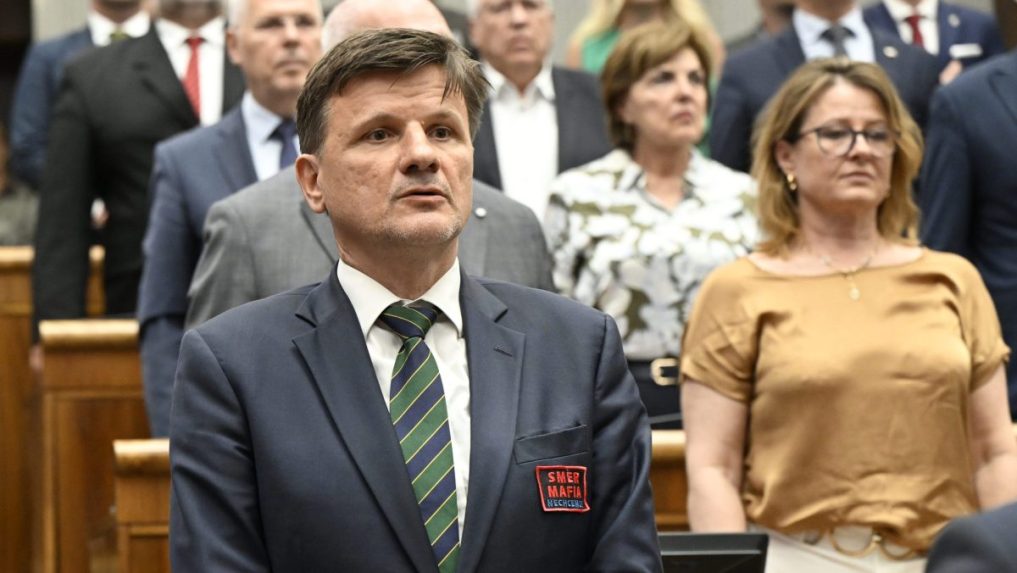 Na sn&iacute;mke Alojz Hlina s n&aacute;pisom na saku "Smer Mafia Nechceme".