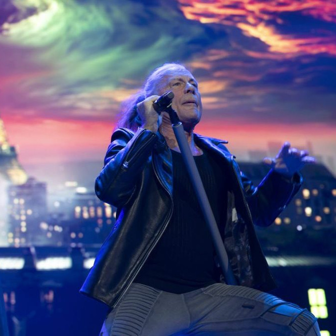 Spevák Iron Maiden Bruce Dickinson.