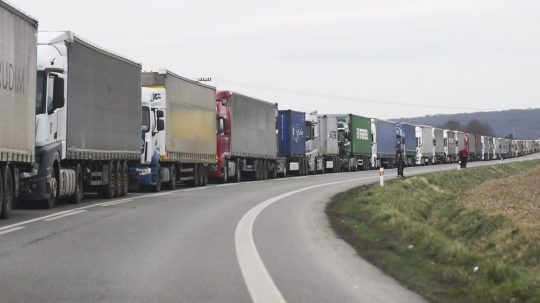 Kolóna kamiónov pred hraničným priechodom Vyšné Nemecké.