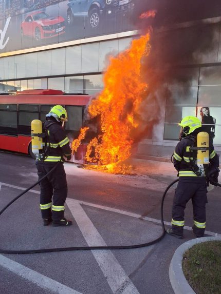 Na snímke požiar autobusu v Bratislave.