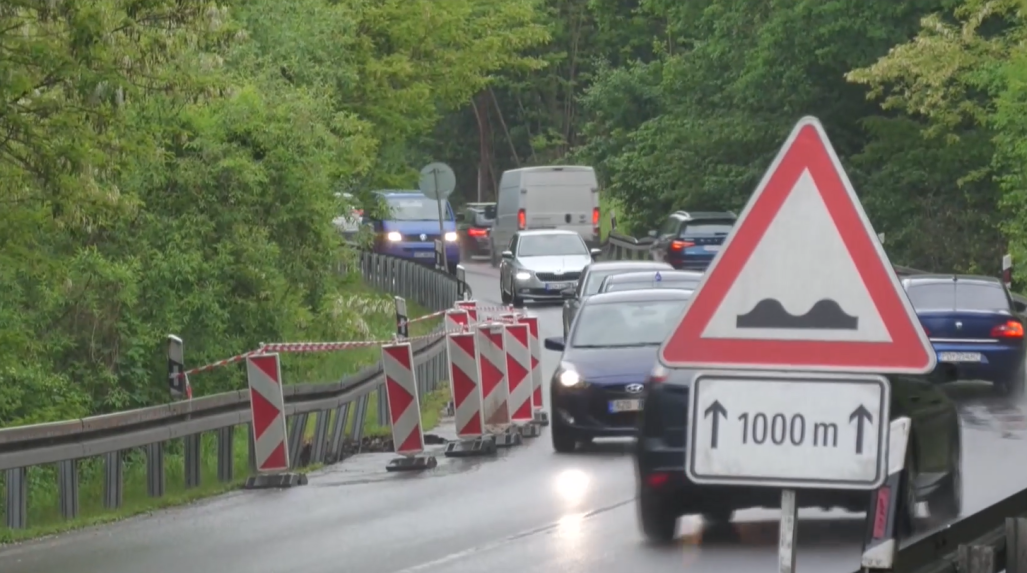 frekventovaná cesta v zlom stave