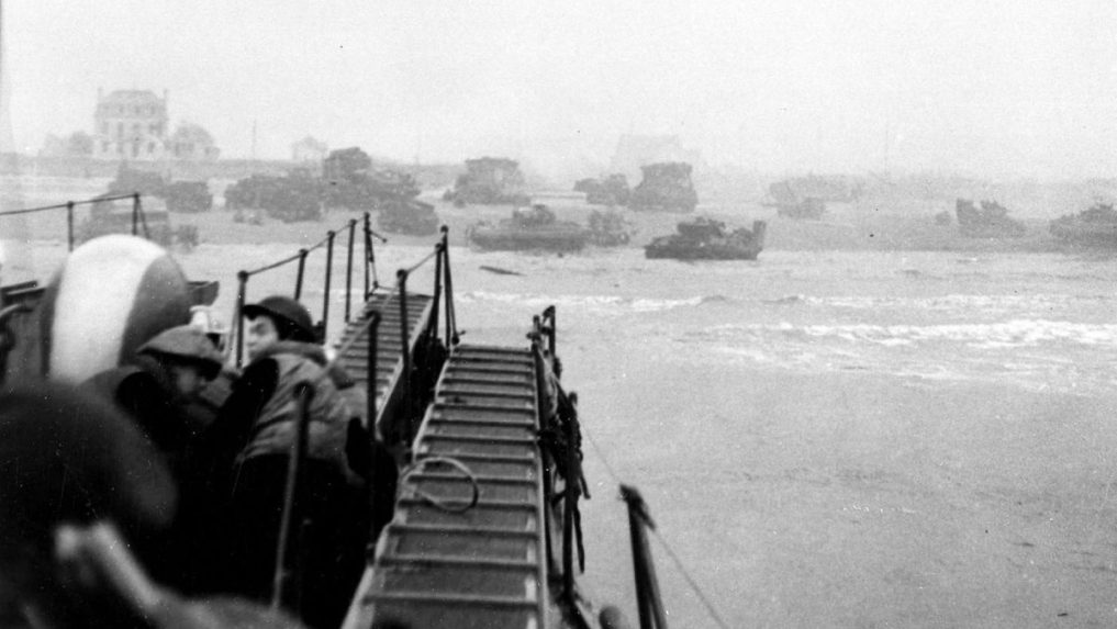 Britsk&eacute; obojživeln&eacute; tanky vyrazili na breh kr&aacute;tko po vyloden&iacute; Normandii 6. j&uacute;na 1944.