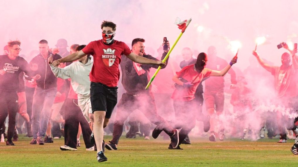 fanoušci na hrací ploše, pyrotechnika