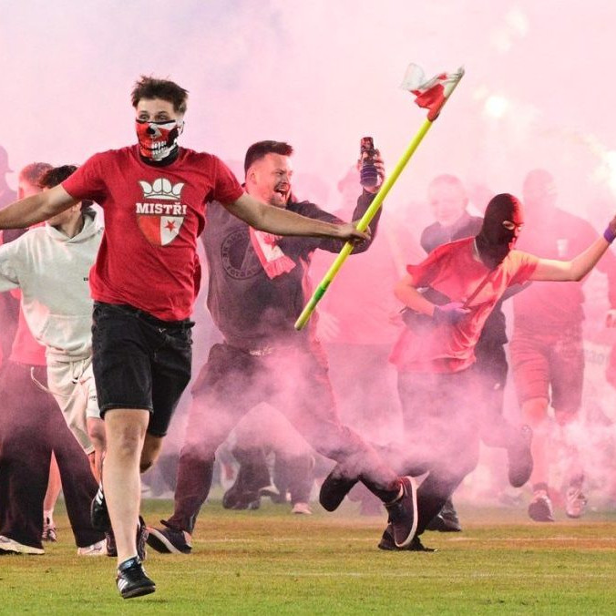fanoušci na hrací ploše, pyrotechnika