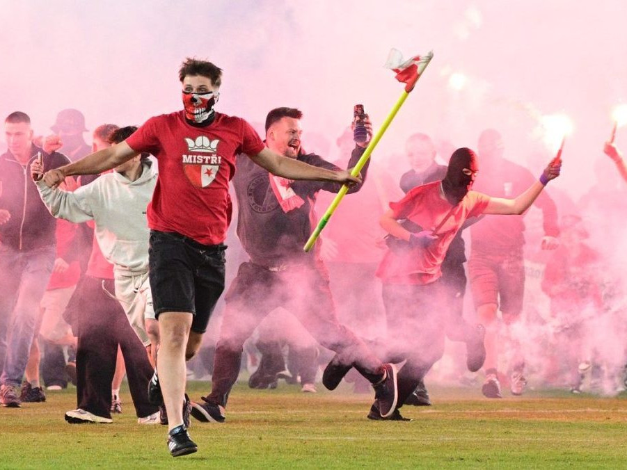 fanoušci na hrací ploše, pyrotechnika