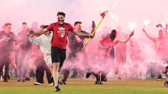 fanoušci na hrací ploše, pyrotechnika