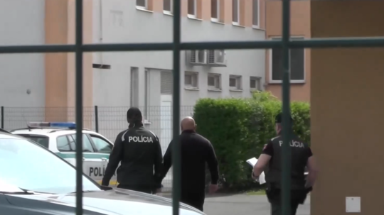 Na snímke polícia odvádza starostu Prosačova.