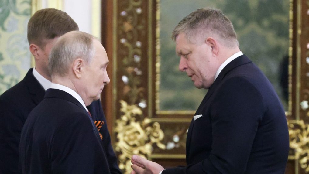 Na snímke Vladimir Putin a Robert Fico.