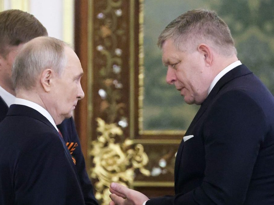 Na snímke Vladimir Putin a Robert Fico.