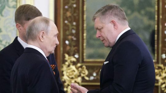 Na snímke Vladimir Putin a Robert Fico.
