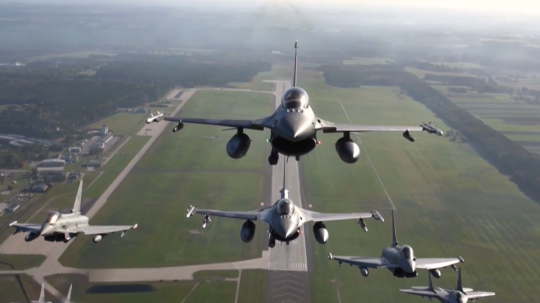 Stíhačky F-16.