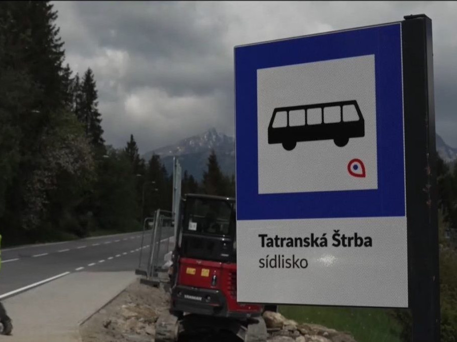 Na ilustračnej snímke rekonštrukcia cesty pri Štrbskom plese.