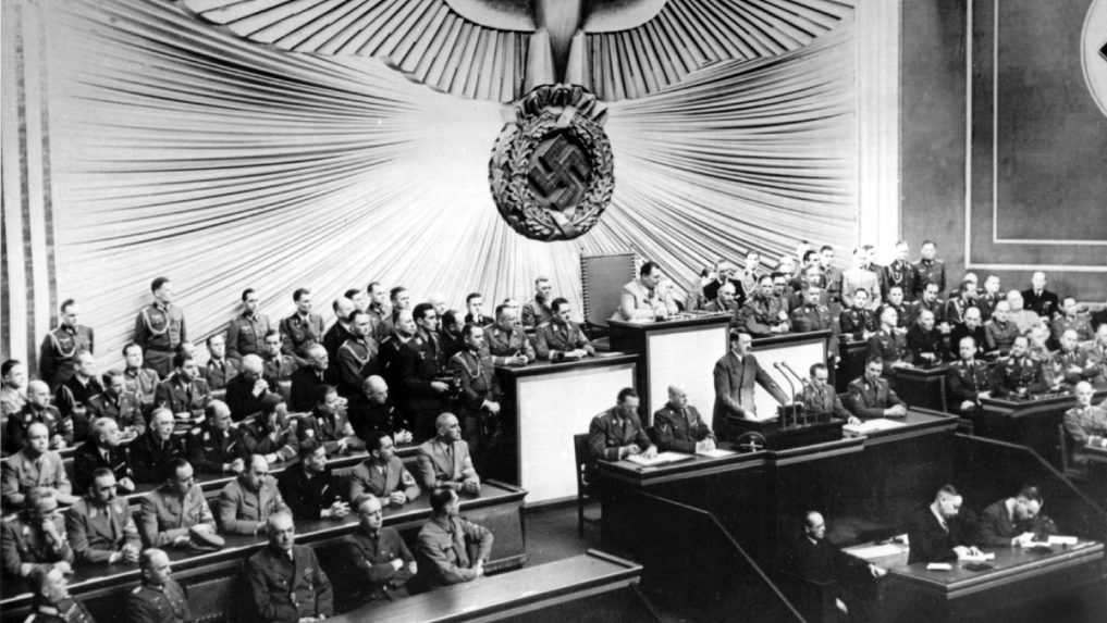 Na arch&iacute;vnej sn&iacute;mke z 1. septembra 1939 Adolf Hitler zd&ocirc;vodňuje &uacute;tok na Poľsko v parlamente v Berl&iacute;ne.