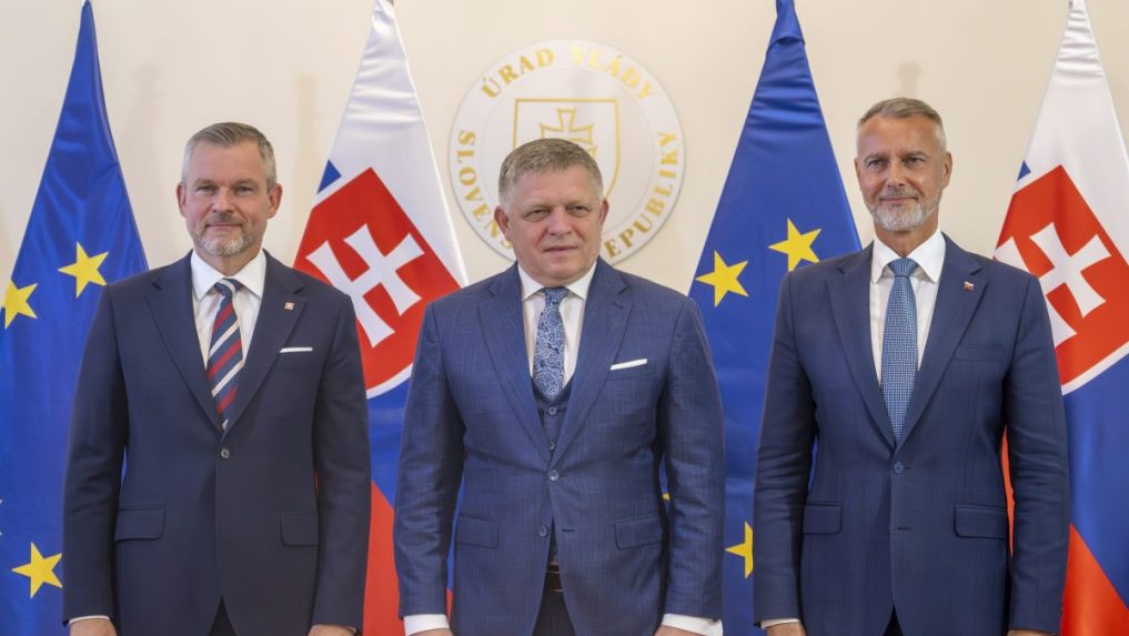 Zľava Peter Pellegrini, Robert Fico (Smer-SD) a Richard Ra&scaron;i (Hlas-SD).