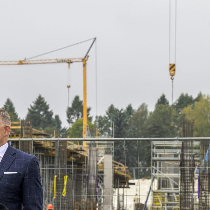 Na snímke Robert Fico pri rozostavanej prešovskej nemocnici.