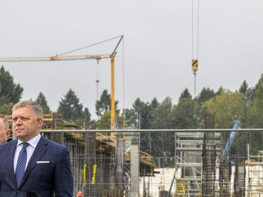 Na snímke Robert Fico pri rozostavanej prešovskej nemocnici.