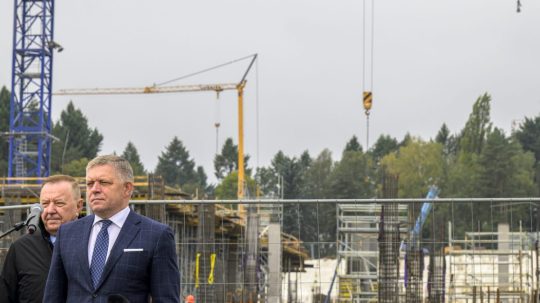 Na snímke Robert Fico pri rozostavanej prešovskej nemocnici.