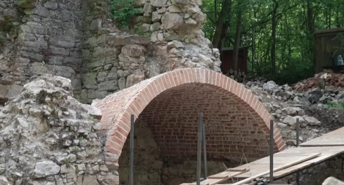 Miesto straten&eacute; v lese chc&uacute; zmeniť na turistick&uacute; atrakciu. Zabudnut&aacute; železiareň na Gemeri ož&iacute;va
