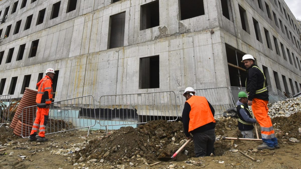 Nemocnica v Bratislave bola roky opusten&aacute;. Vlastn&iacute;kovi schv&aacute;lili udržiavacie pr&aacute;ce, budovu premenil na apartm&aacute;nov&yacute; dom