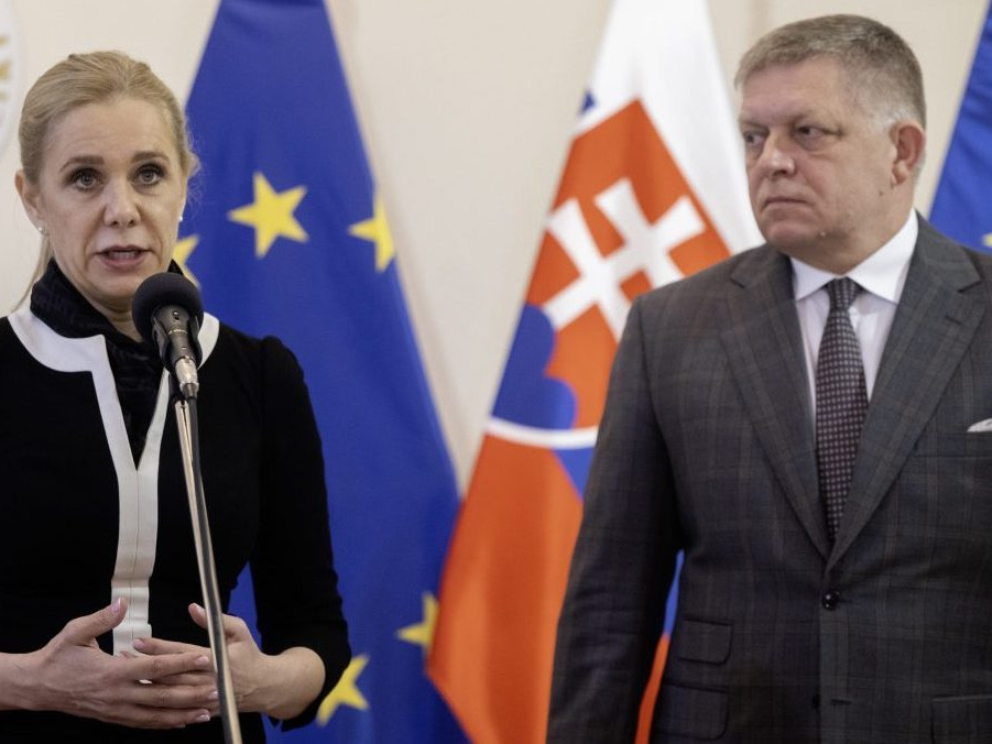 Ministerka hospodárstva Denisa Saková a premiér Robert Fico.