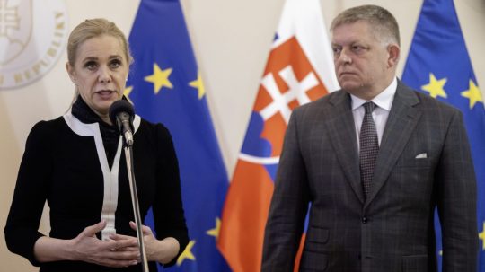 Ministerka hospodárstva Denisa Saková a premiér Robert Fico.