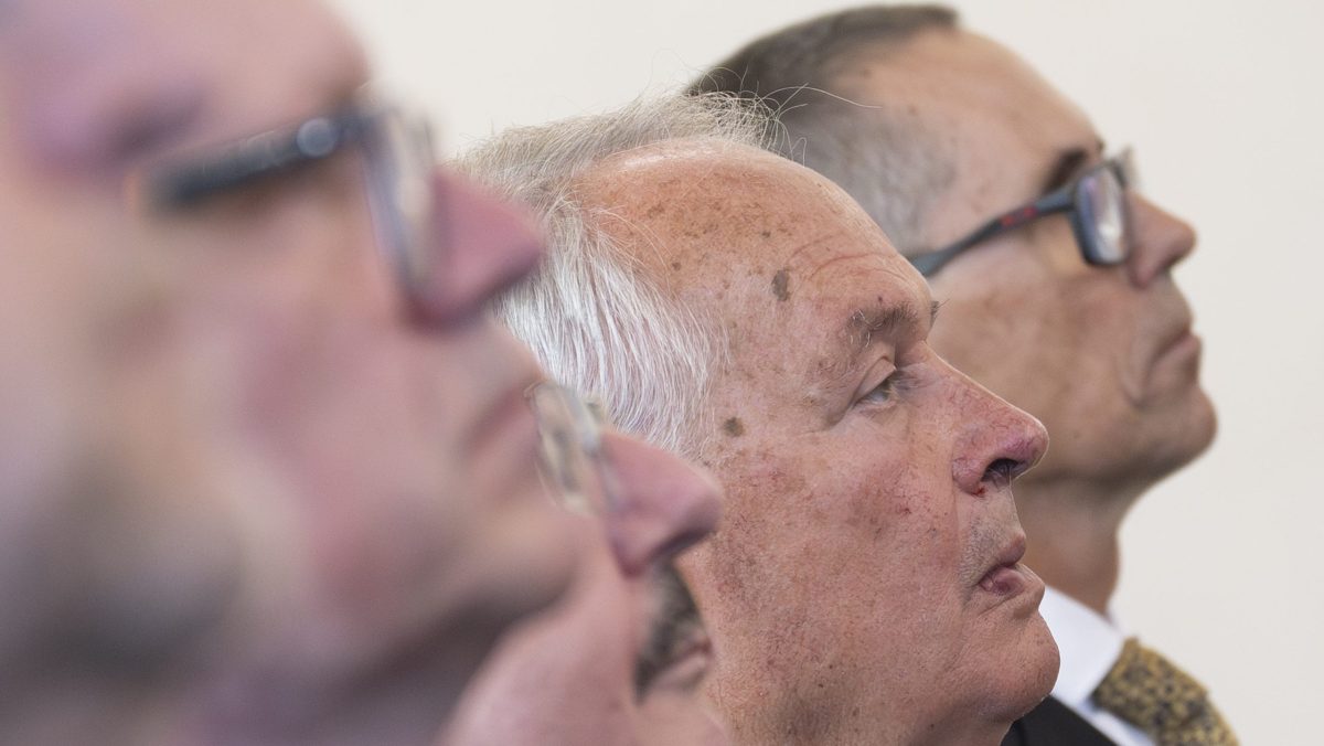 Opoz&iacute;cia kritizuje vymenovanie P. Kmeca a M. Radačovsk&eacute;ho za veľvyslancov. Ide o politick&eacute; obchodovanie, tvrd&iacute; SaS