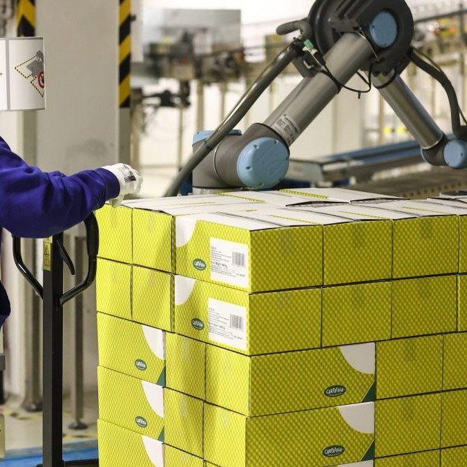 Zamestnankyňa pri práci vo fabrike Nestlé Slovensko.