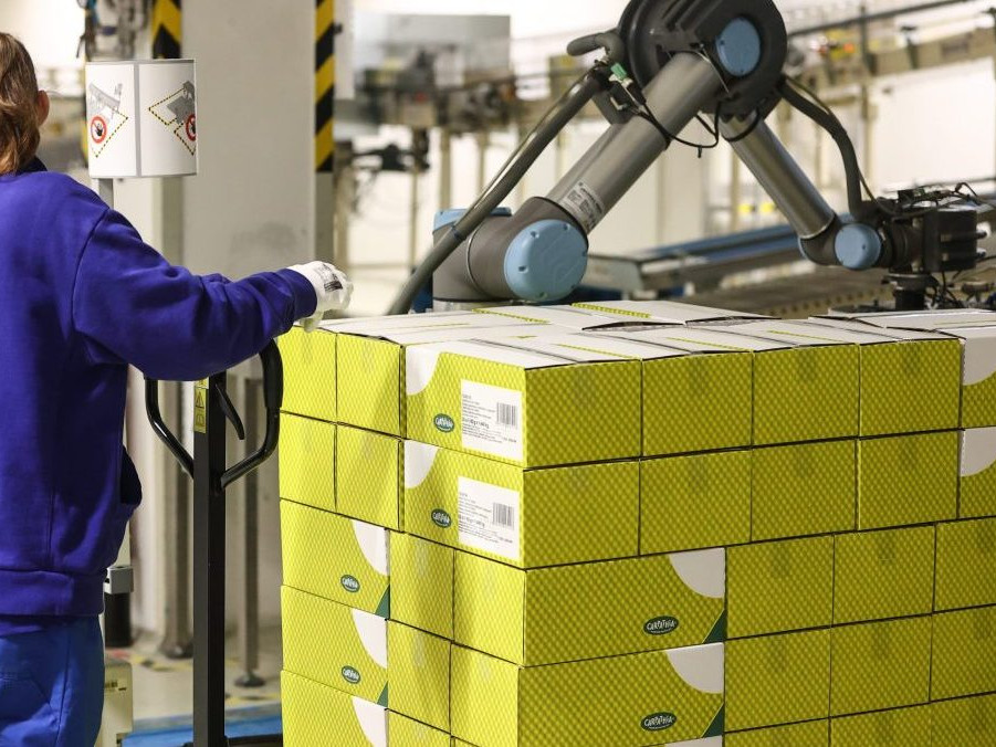 Zamestnankyňa pri práci vo fabrike Nestlé Slovensko.