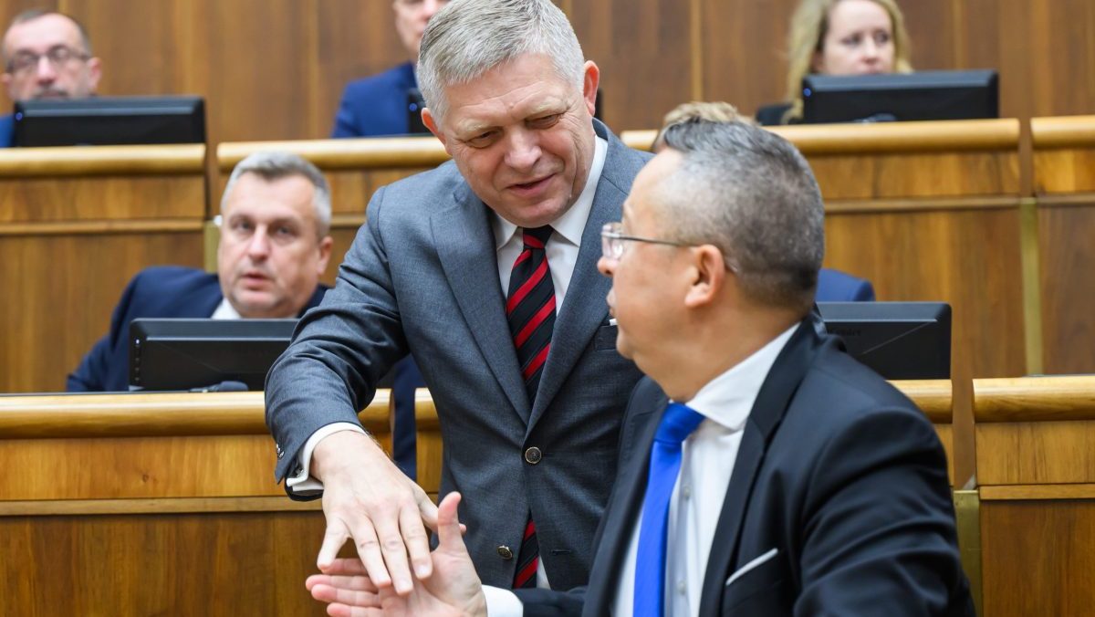 Koal&iacute;ciu čak&aacute; ru&scaron;n&eacute; leto, premi&eacute;r chce mať rozpočet pripraven&yacute; o mesiac sk&ocirc;r ako zvyčajne