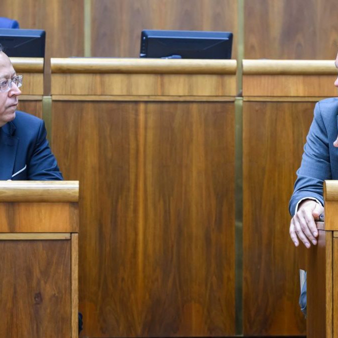 Zľava minister financií Ladislav Kamenický a minister investícií Samuel Migaľ.