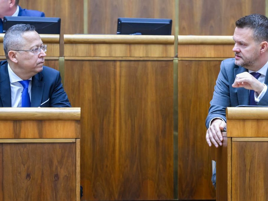Zľava minister financií Ladislav Kamenický a minister investícií Samuel Migaľ.
