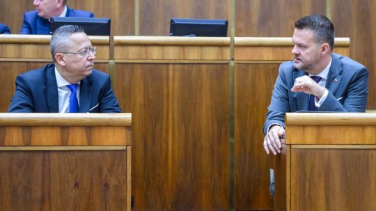 Zľava minister financií Ladislav Kamenický a minister investícií Samuel Migaľ.