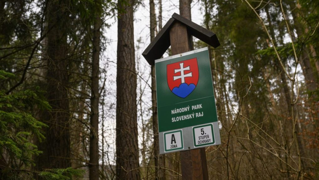 Na snímke tabuľa v rokline Suchá Belá v Slovenskom raji.