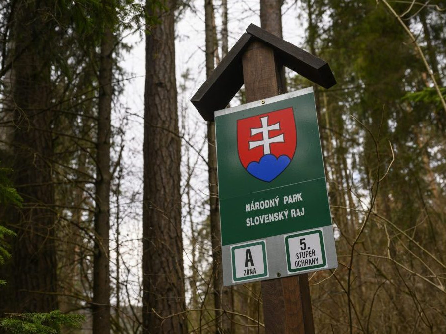 Na snímke tabuľa v rokline Suchá Belá v Slovenskom raji.