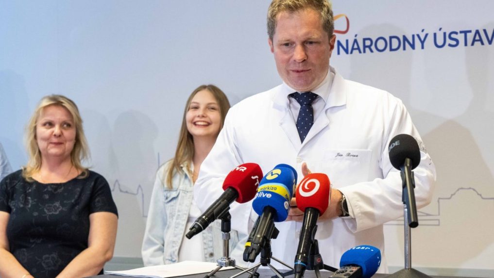 Vľavo Silvia a Diana Zrostové a prednosta kliniky Pediatrickej urológie NÚDCH Ján Breza.