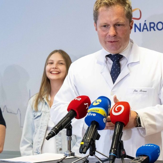 Vľavo Silvia a Diana Zrostové a prednosta kliniky Pediatrickej urológie NÚDCH Ján Breza.