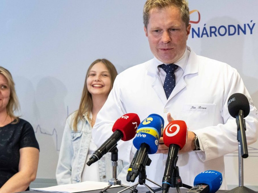 Vľavo Silvia a Diana Zrostové a prednosta kliniky Pediatrickej urológie NÚDCH Ján Breza.