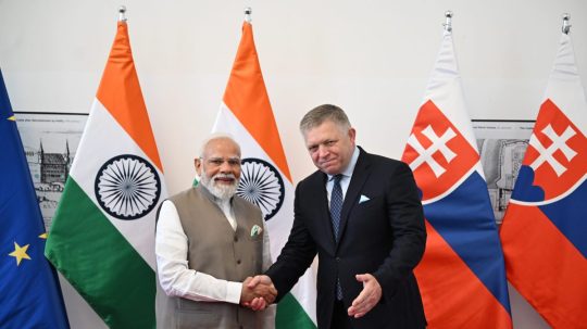 Na snímke Robert Fico a Naréndra Módí.