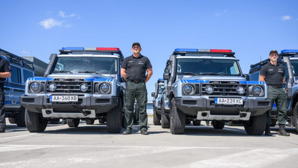 Dvadsať nových terénnych automobilov bude slúžiť hraničnej a cudzineckej polícii.