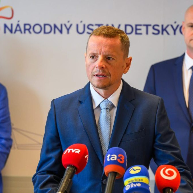 Na snímke zľava prednosta KDCH LF a NÚDCH Jozef Babala, riaditeľ Národného ústavu detských chorôb (NÚDCH) Peter Bartoň a riaditeľ Univerzitnej nemocnice Bratislava (UNB) Alexander Mayer.