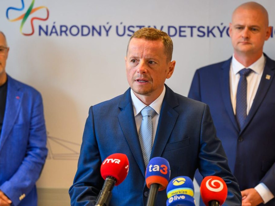 Na snímke zľava prednosta KDCH LF a NÚDCH Jozef Babala, riaditeľ Národného ústavu detských chorôb (NÚDCH) Peter Bartoň a riaditeľ Univerzitnej nemocnice Bratislava (UNB) Alexander Mayer.