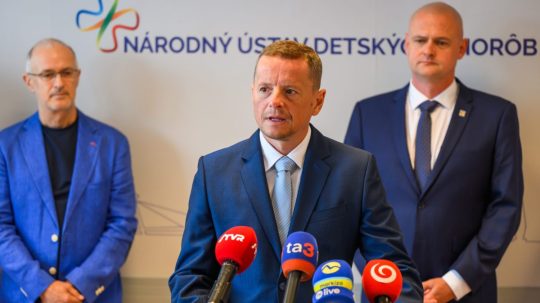 Na snímke zľava prednosta KDCH LF a NÚDCH Jozef Babala, riaditeľ Národného ústavu detských chorôb (NÚDCH) Peter Bartoň a riaditeľ Univerzitnej nemocnice Bratislava (UNB) Alexander Mayer.